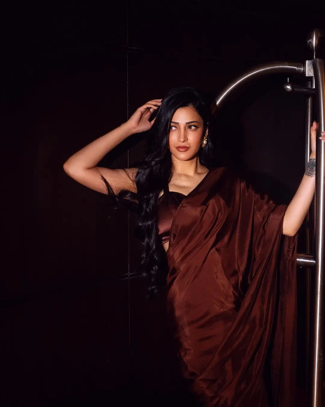 TOLLYWOOD ACTRESS SHRUTI HAASAN IN SLEEVELESS MAROON SAREE 6